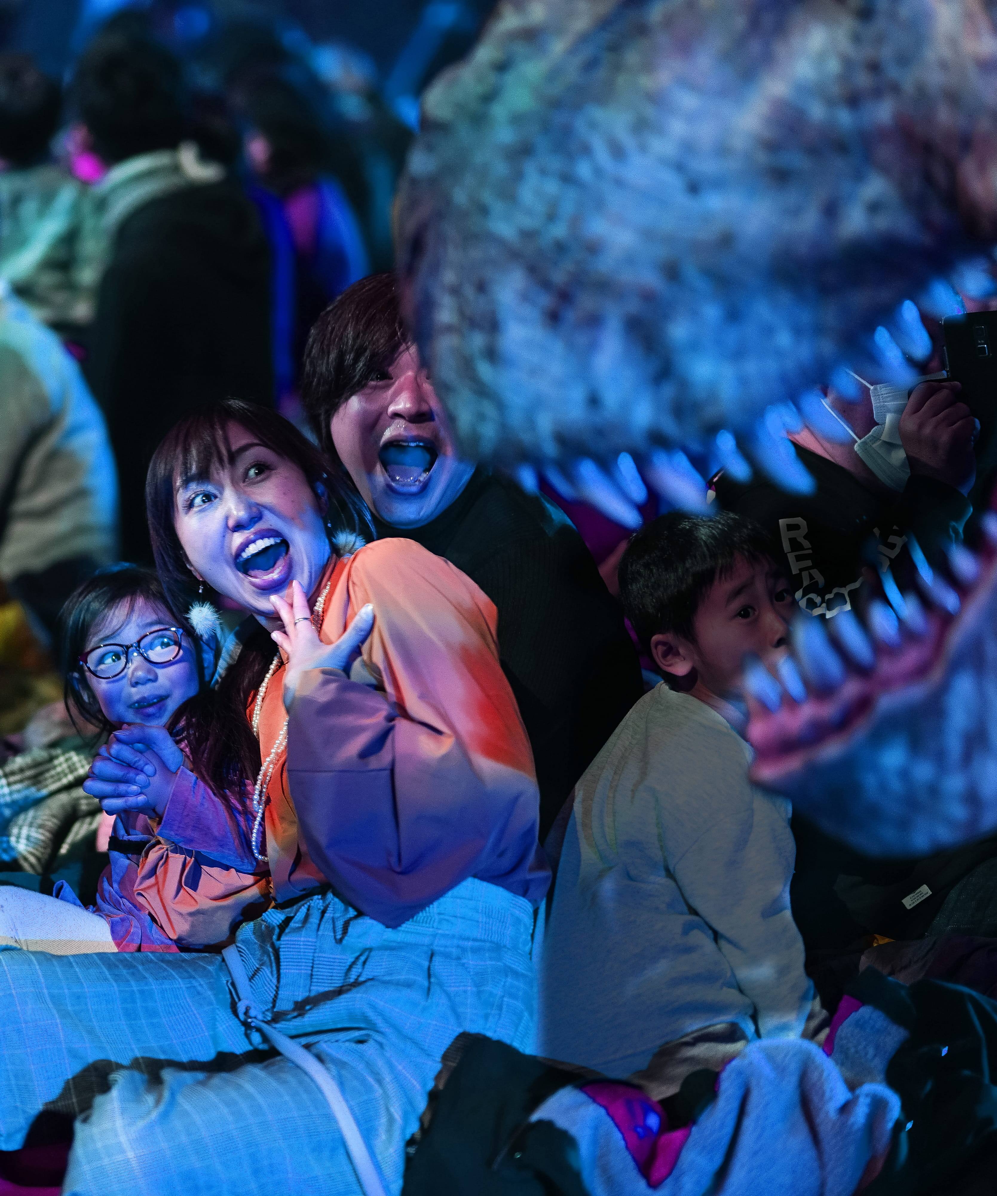 At DINOSAUR ODYSSEY, see everything, from subtle blinking and breathing to muscular movements, powerful footsteps and dramatic interactions.