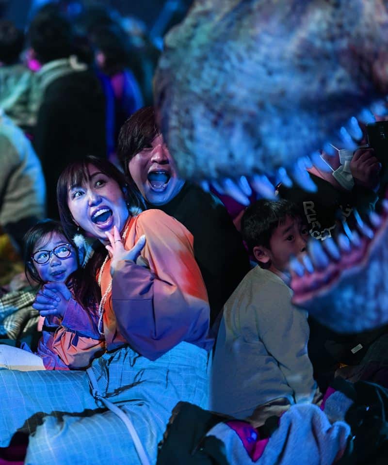 At DINOSAUR ODYSSEY, see everything, from subtle blinking and breathing to muscular movements, powerful footsteps and dramatic interactions.
