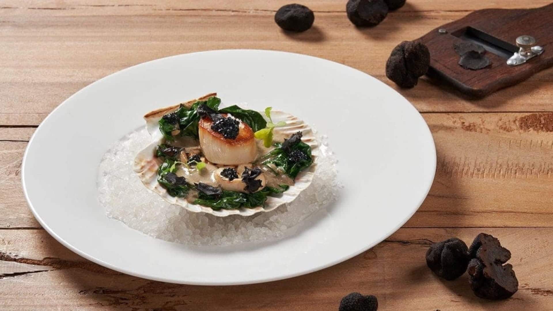 Fresh Hokkaido scallops with black truffles
