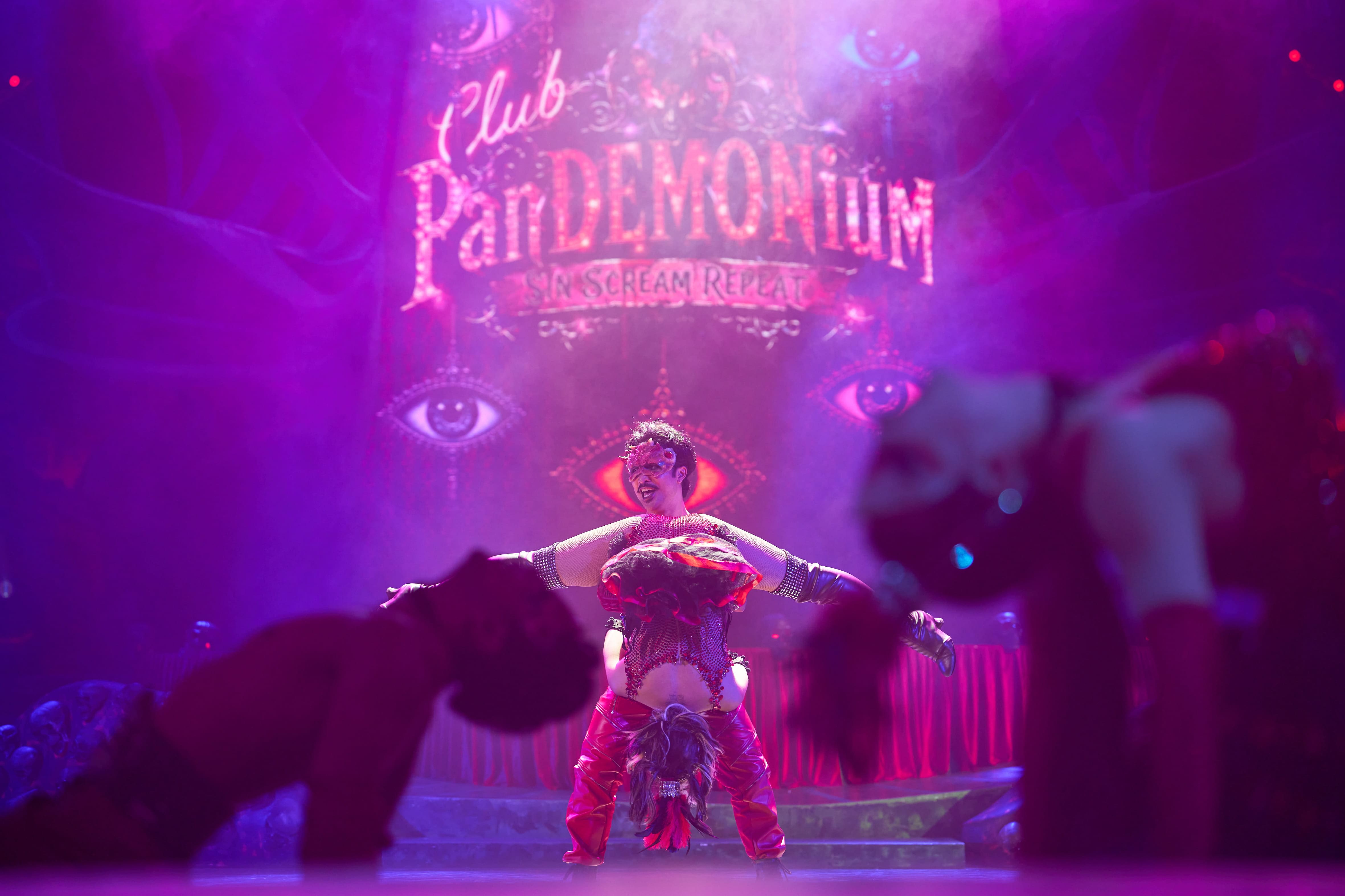 Universal Studios Singapore Halloween Horror Nights 14 – LIVE Show – Club Pandemonium – Dancers of this show exhibit their sheer brilliance on stage 