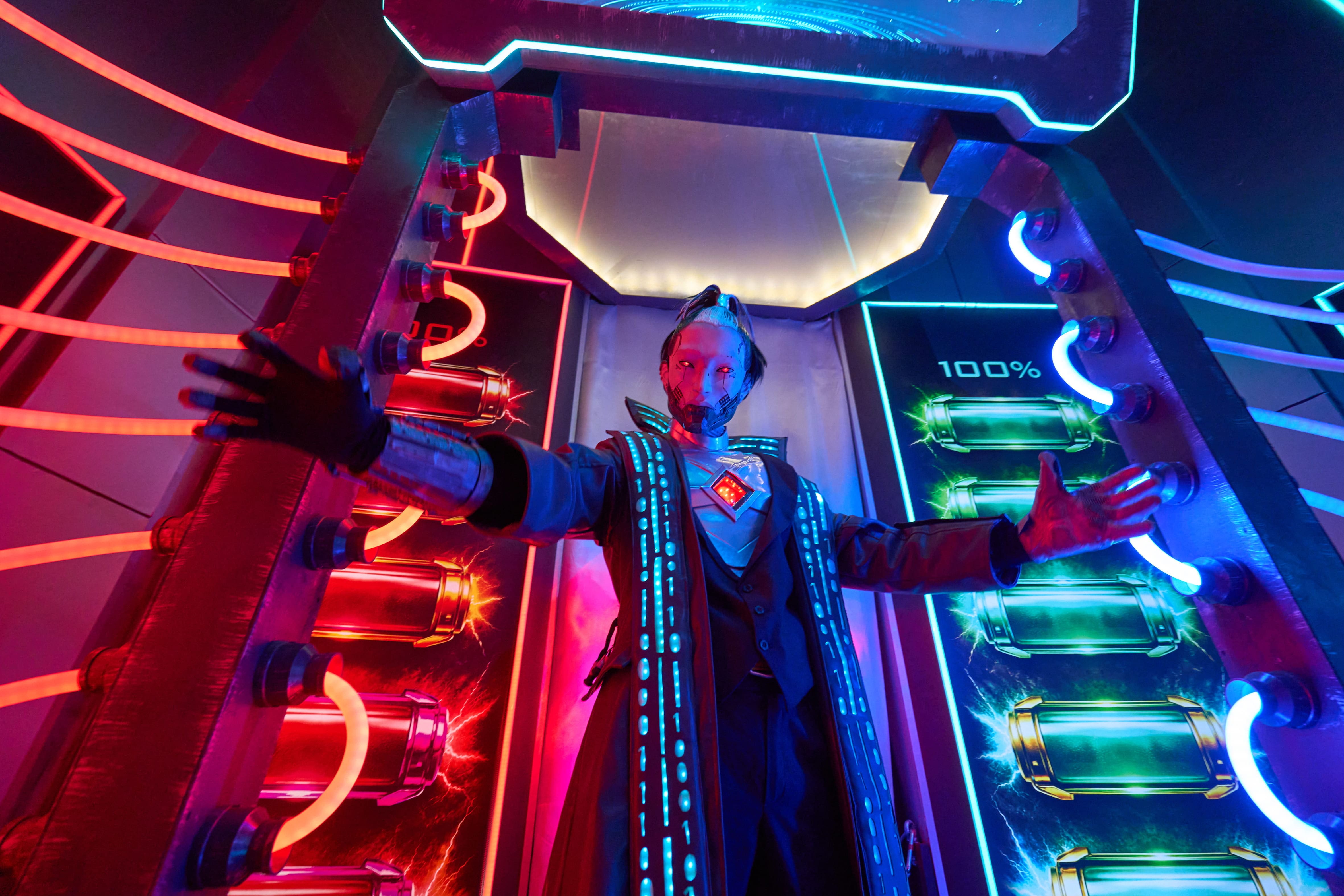 Universal Studios Singapore Halloween Horror Nights 14 – Haunted House – XL Robotics – The mad scientist is still in his lab waiting for his next test subject