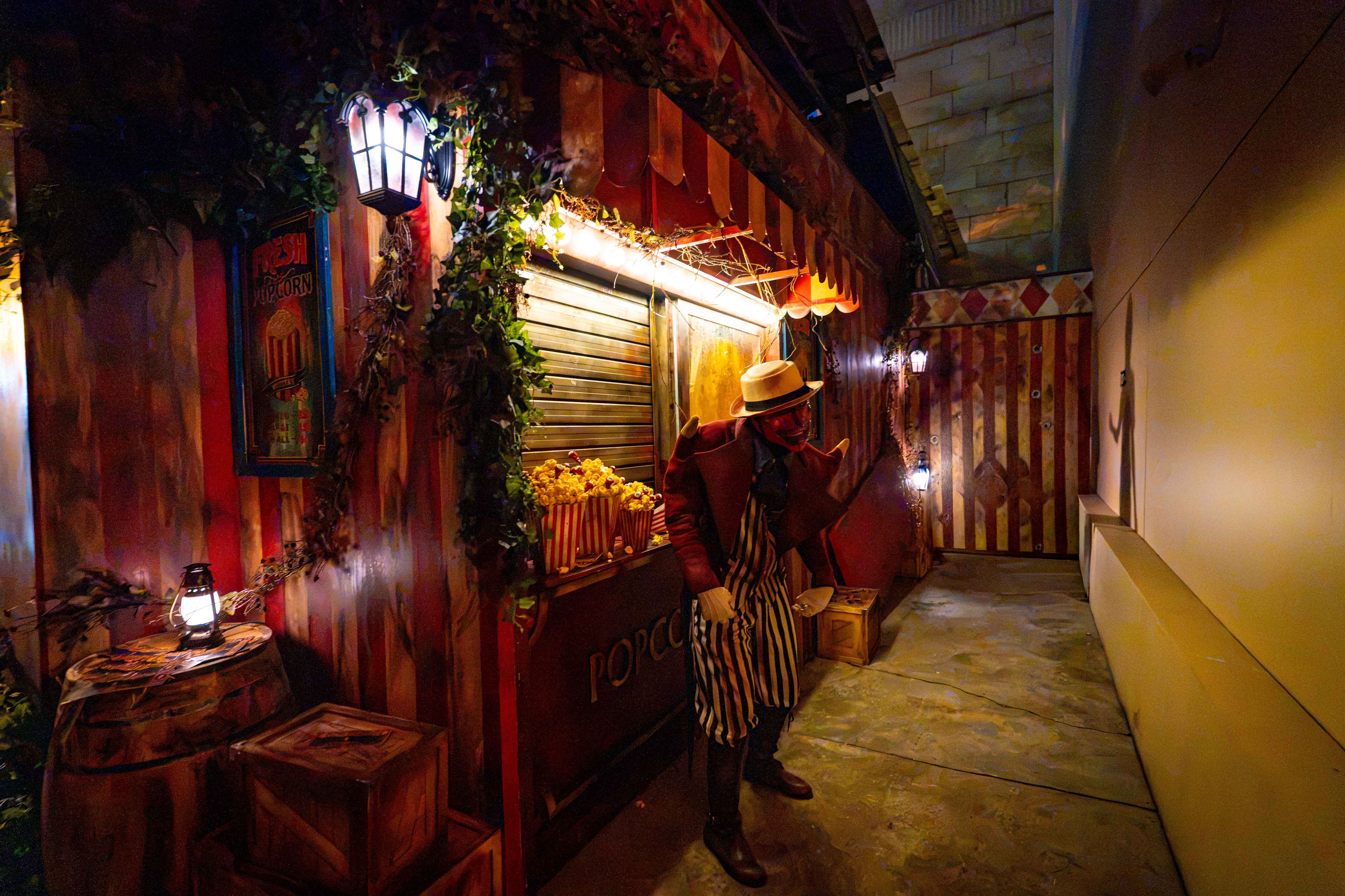Universal Studios Singapore Halloween Horror Nights 14 – Haunted House – Chatterbox Charlie’s Vaudeville Horrors – Even before entering this creepy house, Charlie's scary goons will wait for you outside