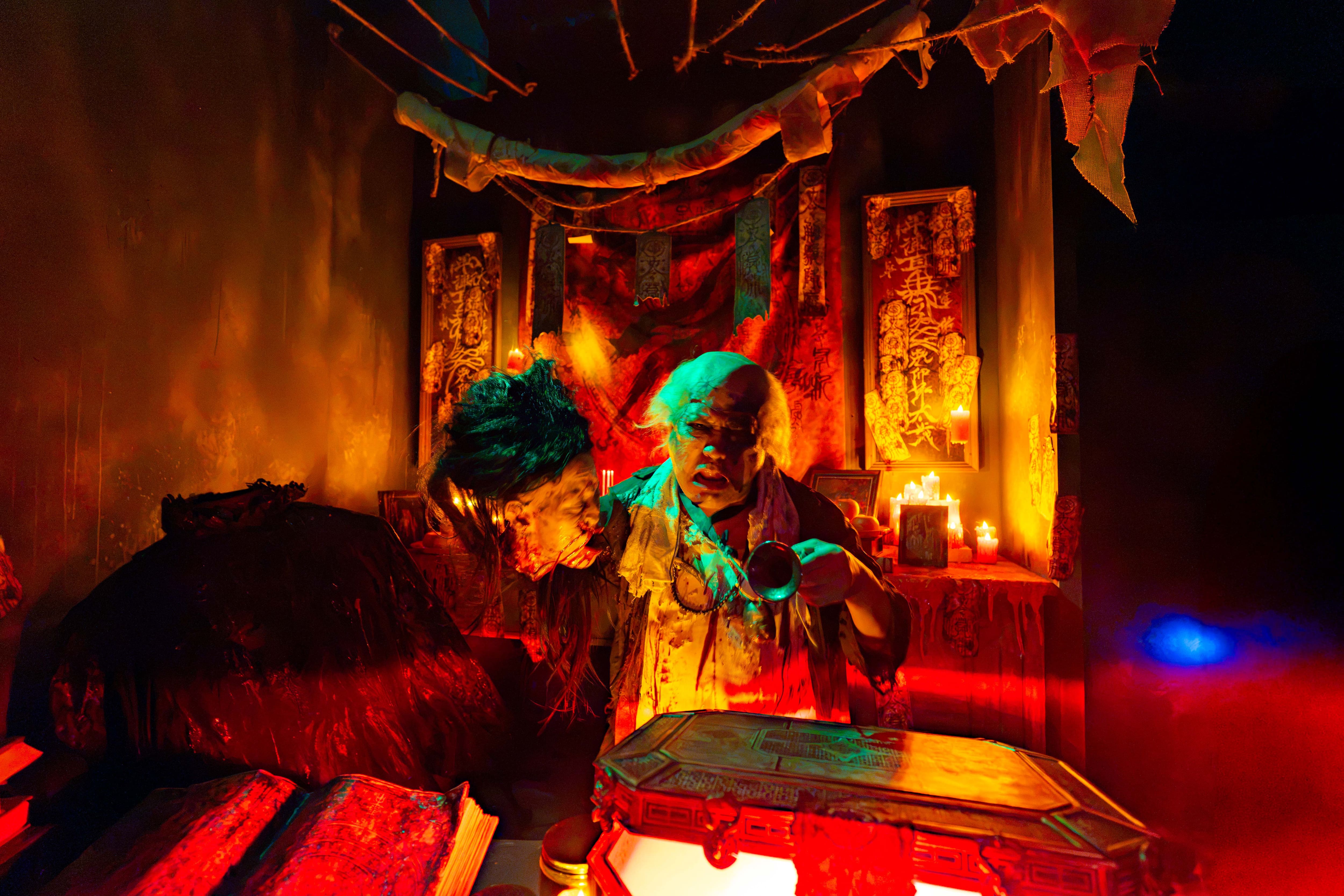 Universal Studios Singapore Halloween Horror Nights 14 – Haunted House – Karang Guni – The Karang Guni will not take his eyes off of you