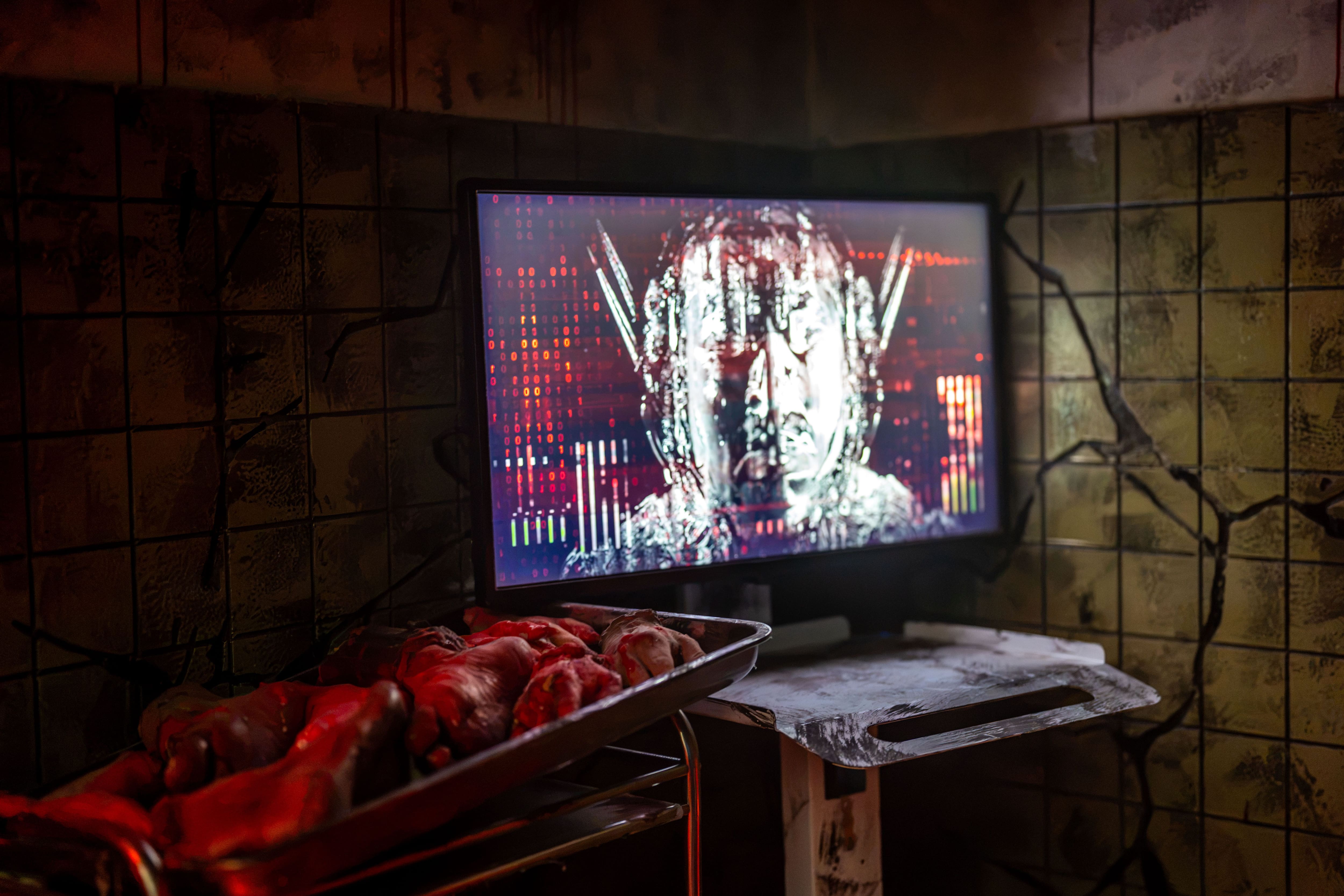 Universal Studios Singapore Halloween Horror Nights 14 – Haunted House – XL Robotics – See the horrible works of a mad scientist on his abandoned monitor