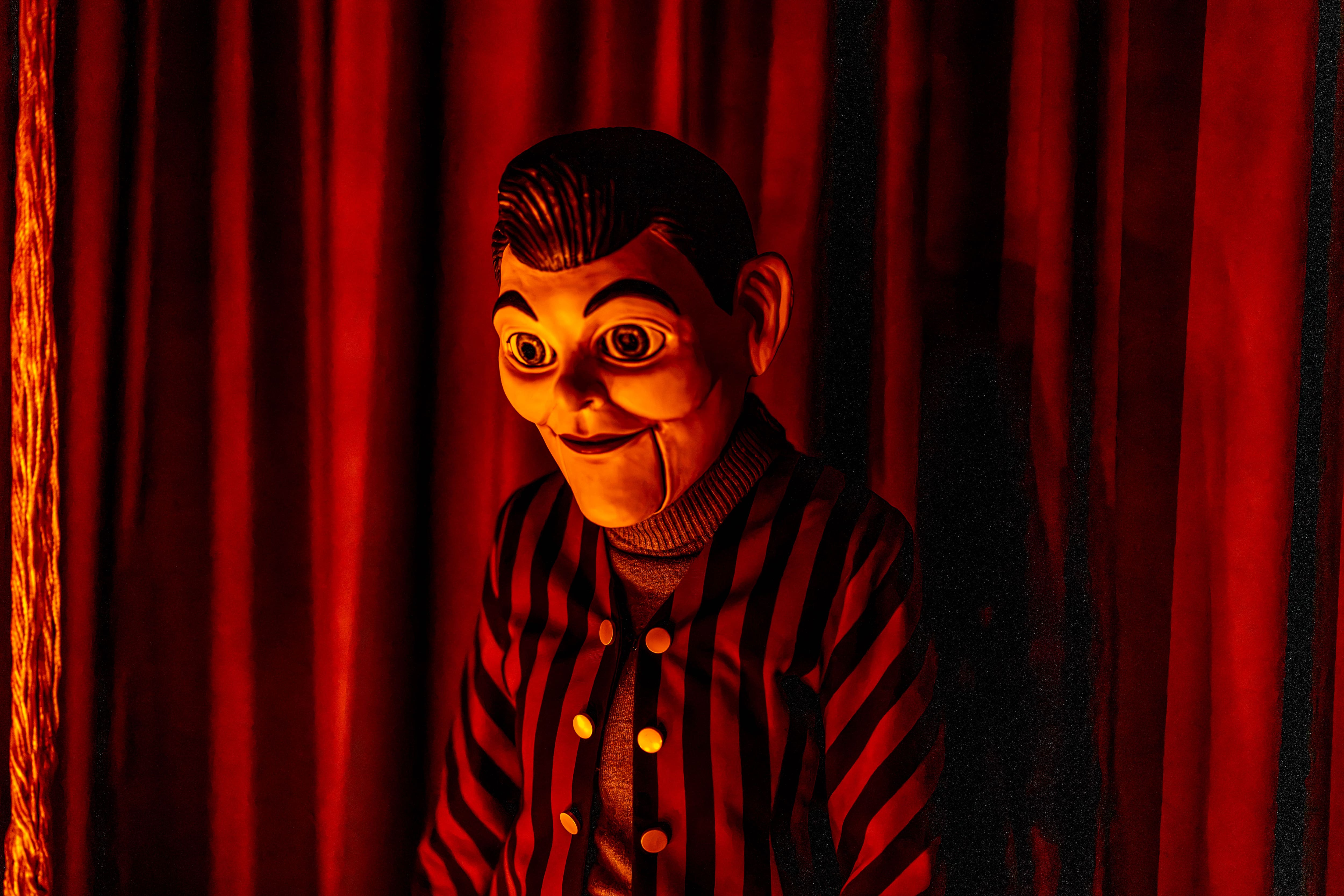 Universal Studios Singapore Halloween Horror Nights 14 – Haunted House – Chatterbox Charlie’s Vaudeville Horrors – You will see many iterations of Charlie's unmistakeable stare