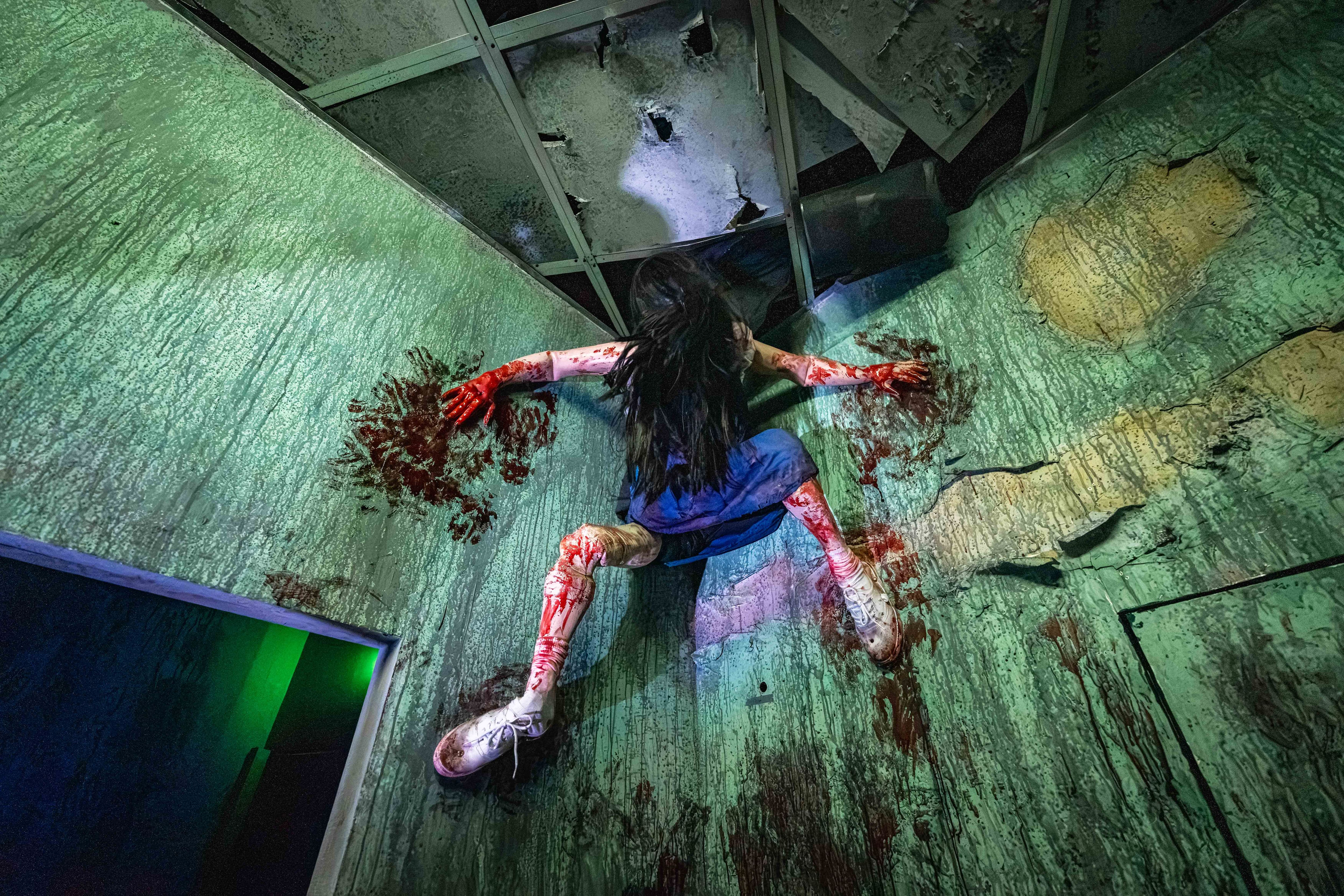 Universal Studios Singapore Halloween Horror Nights 14 – Haunted House – ON AIR – Scary creature on the wall