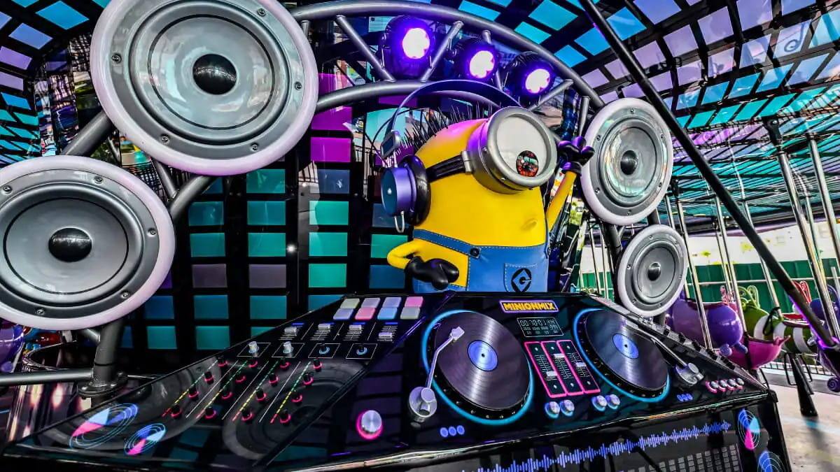 Buggie Boogie carousel ride at Minion Land