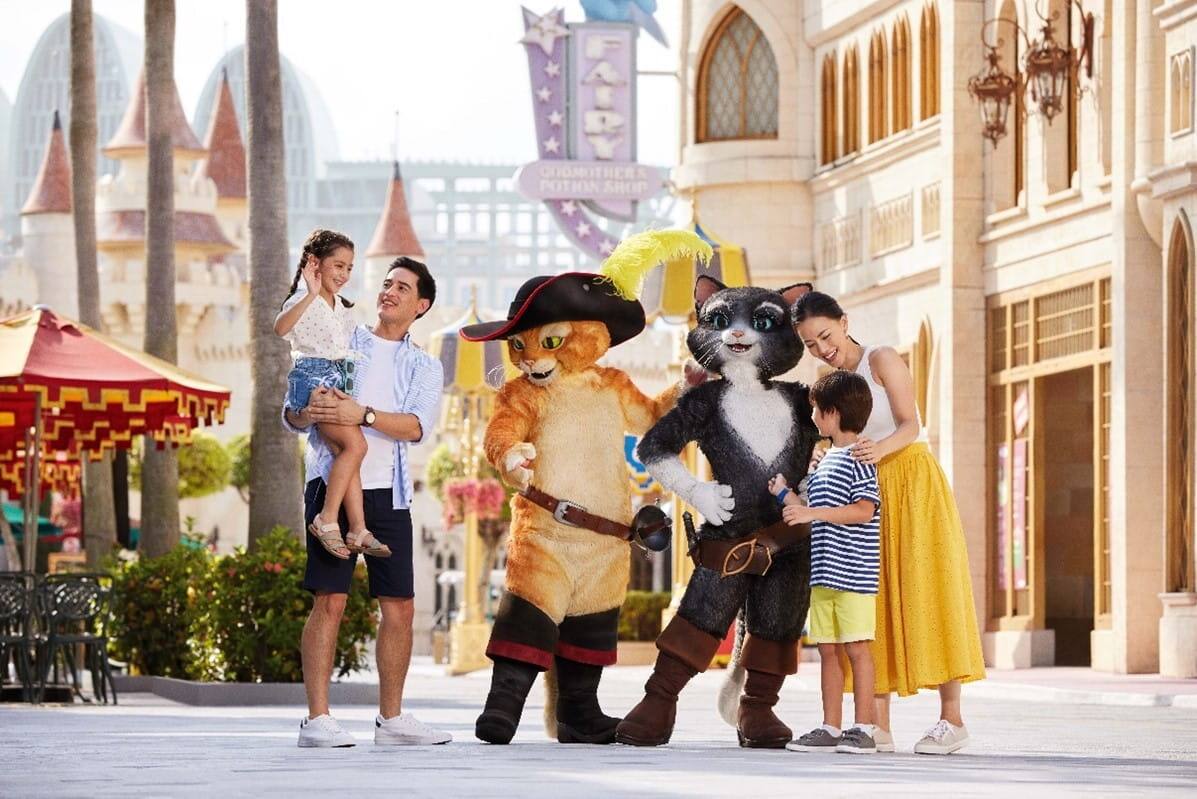 Puss in Boots and Kitty Softpaws with a family at USS