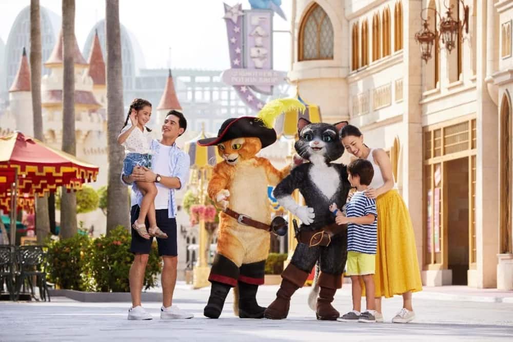 Puss in Boots and Kitty Softpaws with a family at USS