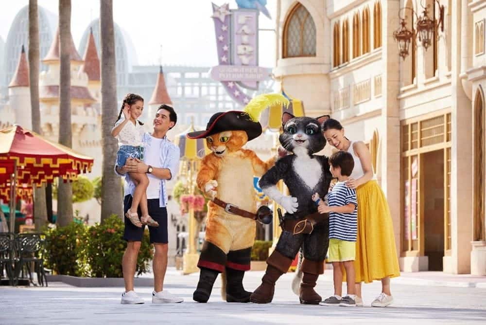 Puss in Boots and Kitty Softpaws with a family at USS