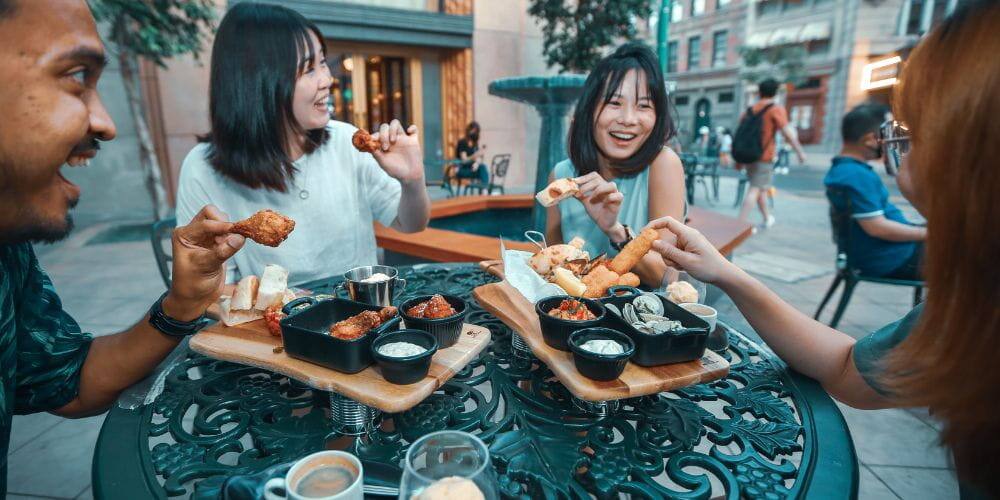 Friends sharing Chef’s Special Platters at Loui’s NY Pizza Parlor 