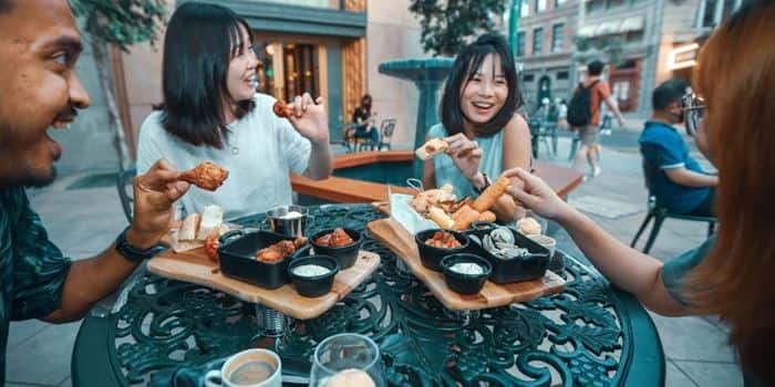 Friends sharing Chef’s Special Platters at Loui’s NY Pizza Parlor