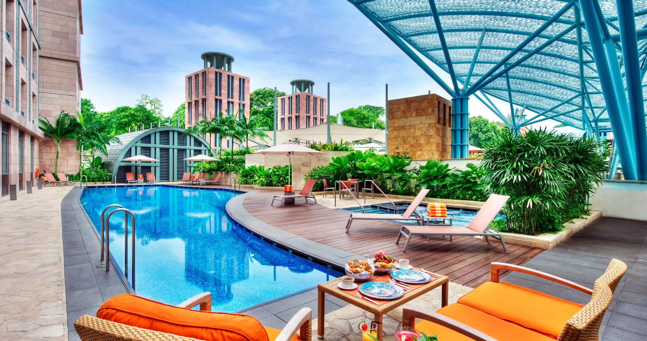 Hotel_HM_SwimmingPool_2160x1140