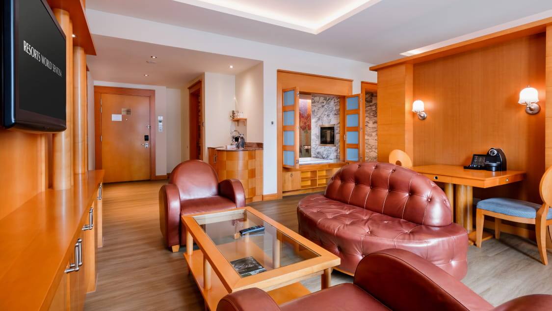 Hotels-HM-Deluxe-Suite-1125x633