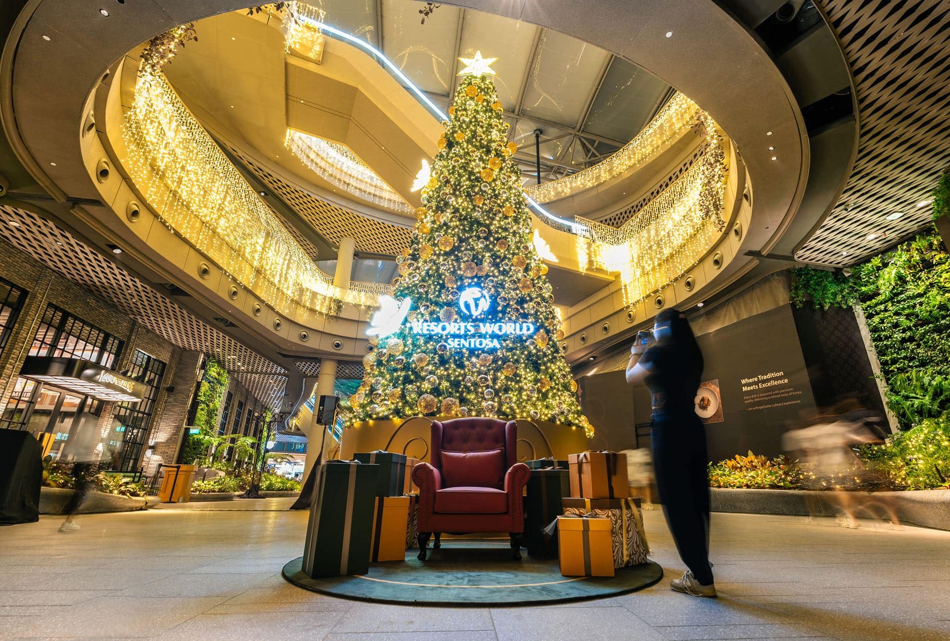 Resort_World_Sentosa_Weave_10m_Christmas_Tree
