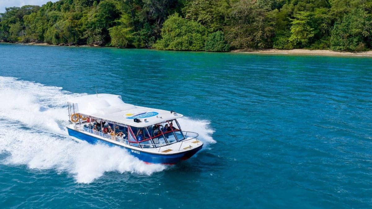 Resorts-World-Sentosa-Albatross-Speedboat-Adventure