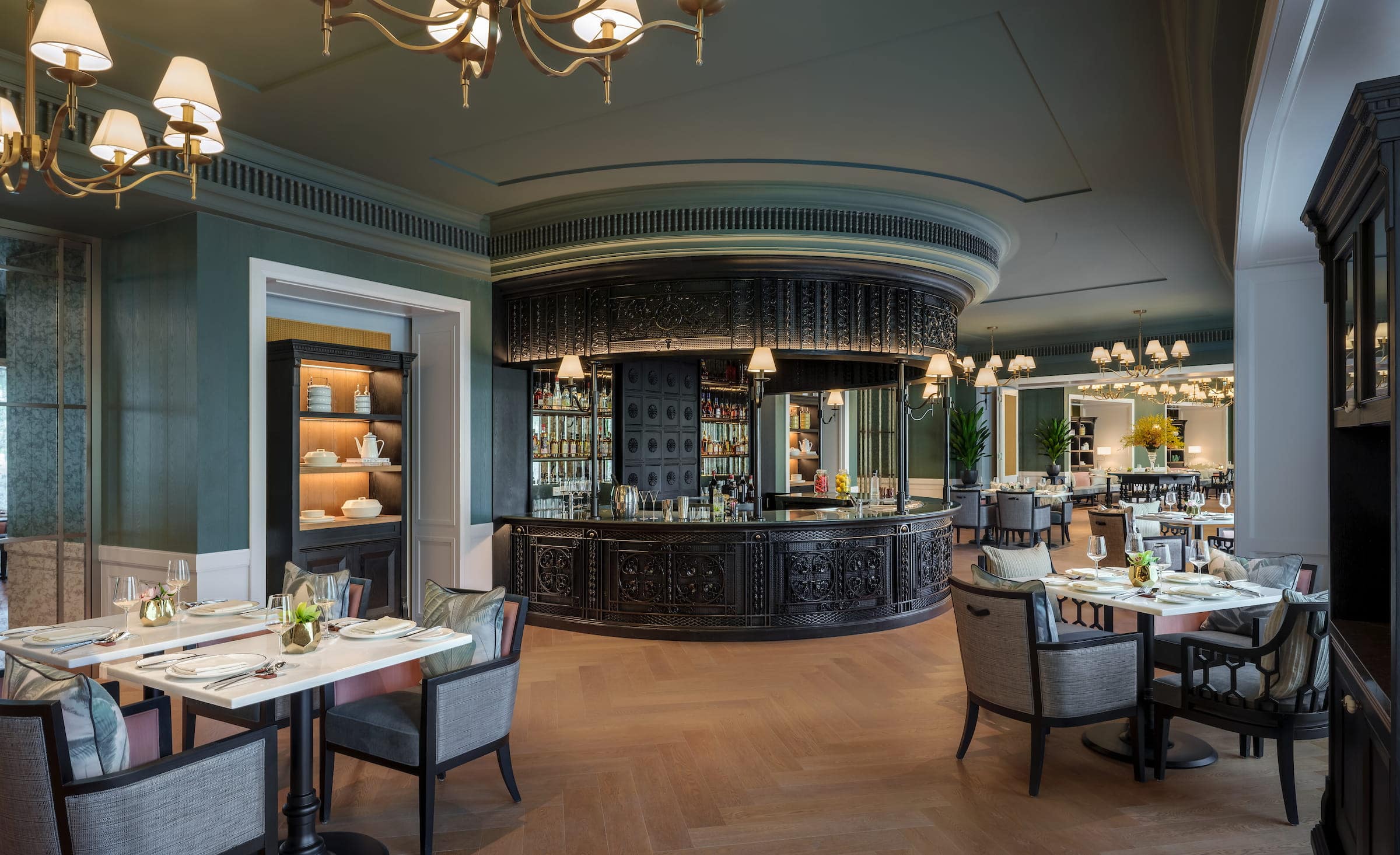 Resorts-World-Sentosa-Laurus-table