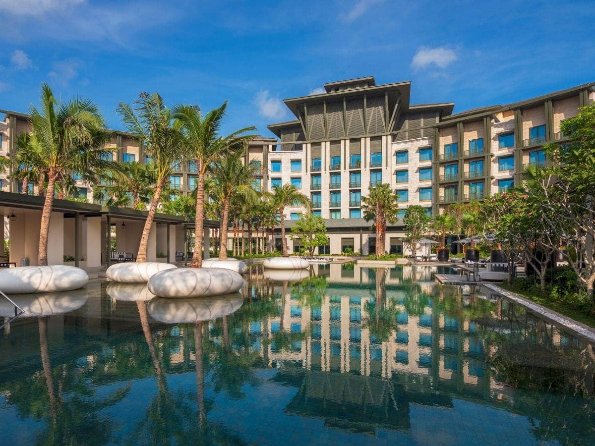 Resorts-World-Sentosa-Laurus-Swimming-Pool